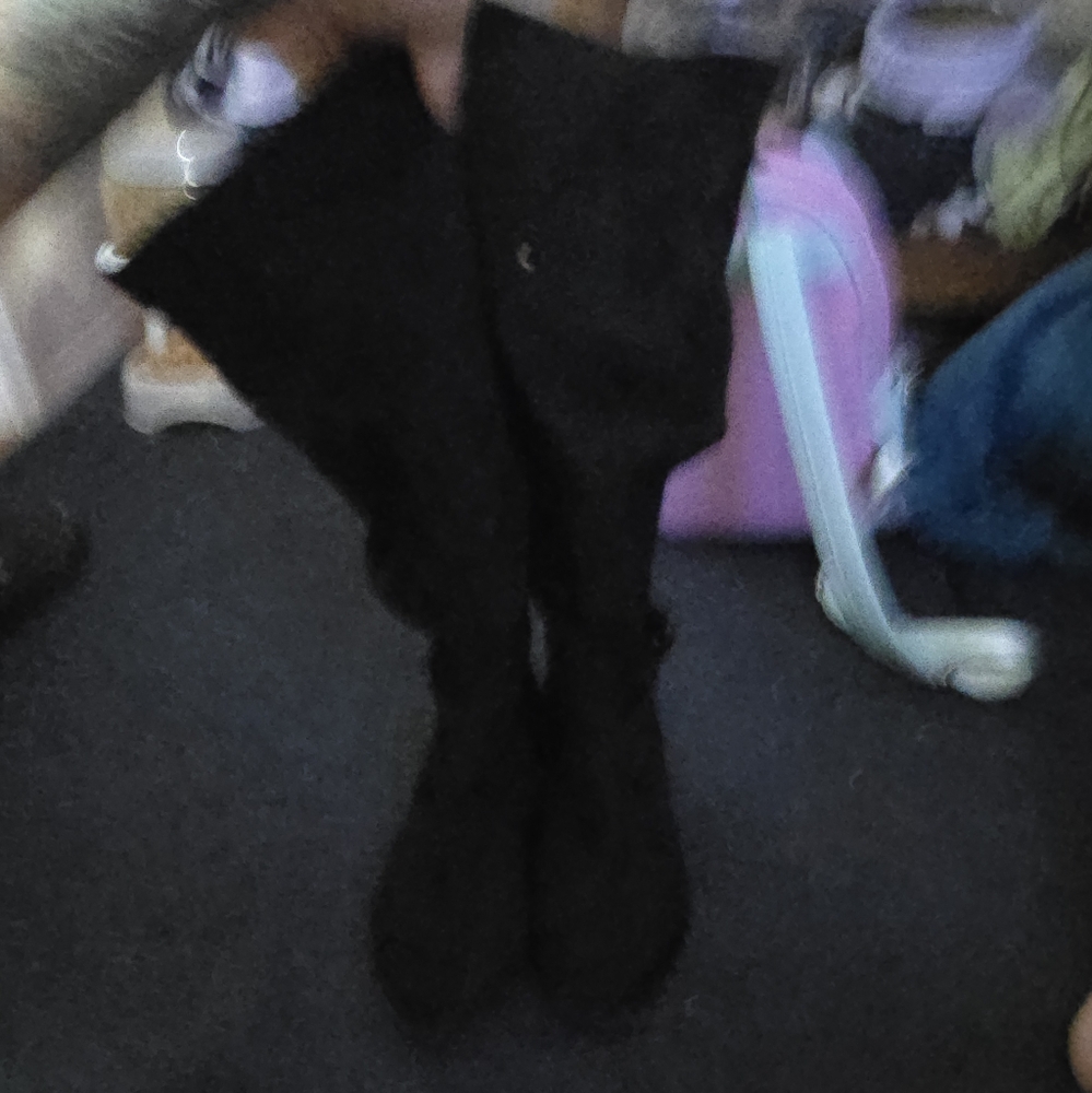 7W in women's stretchy knee high boots. Well loved just too big on me now.